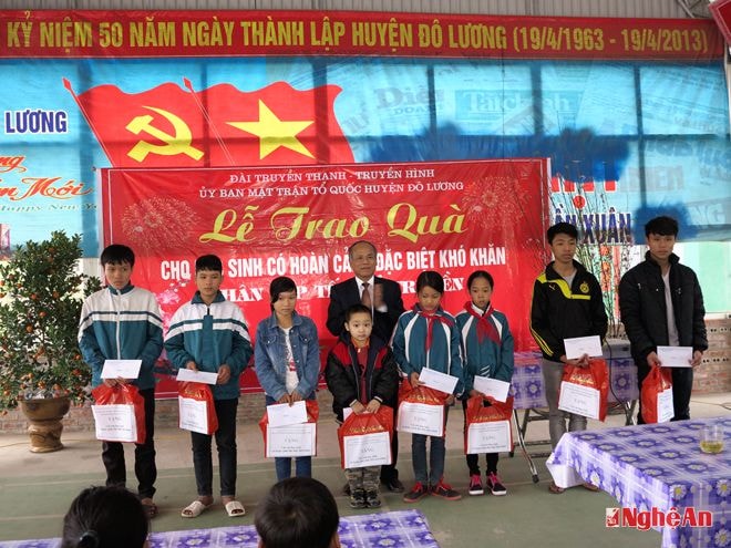 Trao quà cho các học sinh nghèo vượt khó