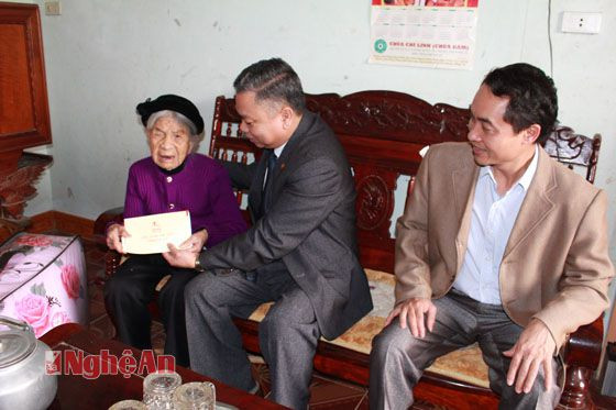 Tặng quà cho cụ Nguyễn Thị Khuyên tại xã Đức Thành