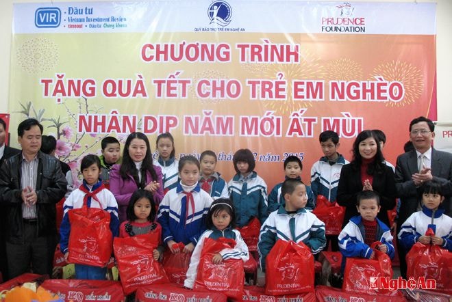 Trao tặng 20 suất quà cho các trẻ em có hoàn cảnh khó khăn trên địa bàn thành phố Vinh