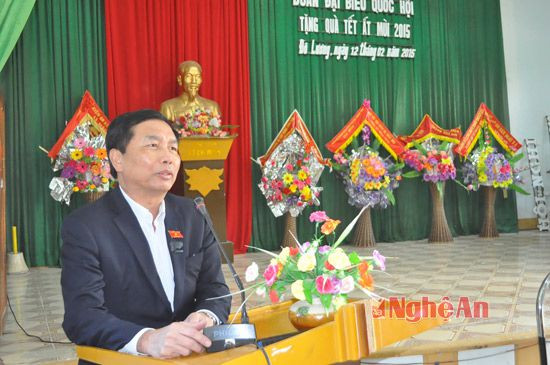 Ông Nguyễn Đức Hiền phát biểu chúc tết bà con hộ nghèo 3 xã taij huyện Đô Lương