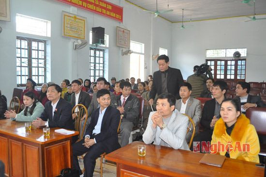 Các đại biểu tỉnh và huyện Đô Lương dự lễ trao quà của Đại biểu Quốc hội