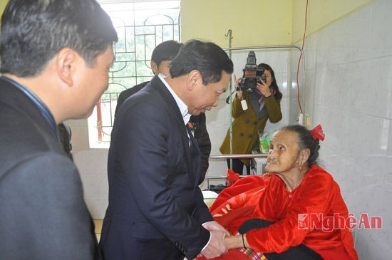 Thăm và tặng quà mẹ Việt Nam Anh hùng Hà Thị Đức xã Hoa Sơn đang điều trị tại Bệnh viện huyện Anh Sơn