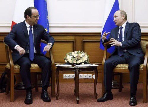 Tổng thống Pháp Hollande (trái) và Tổng thống Nga Putin.