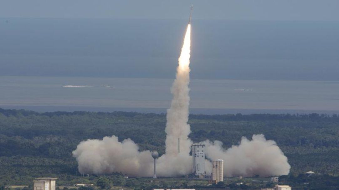 Tên lửa Vage mang theo tàu con thoi IXV rời bệ phóng ở Kourou, Guiana. Ảnh: AFP/Stephane Corvaja