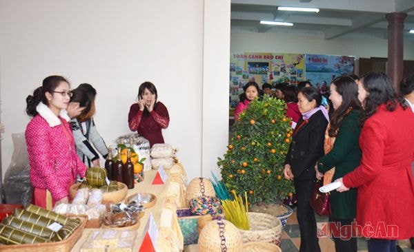 Sản phẩm làng nghề của huyện Yên Thành được trưng bày tại Hội báo Xuân.