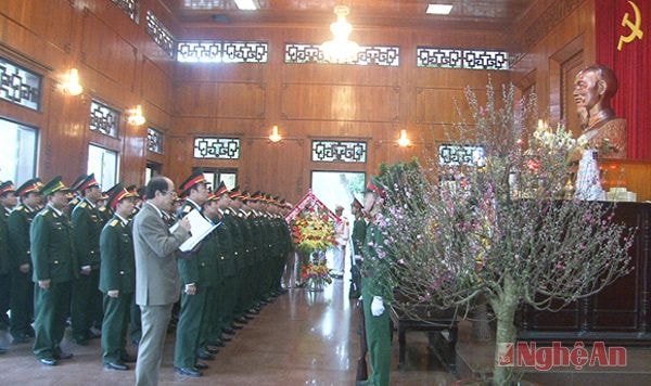 Thường vụ Đảng ủy, Bộ Tư lệnh Quân khu dâng hoa, thắp hương tưởng niệm Chủ tịch Hồ Chí Minh tại Khu di tích Kim Liên.