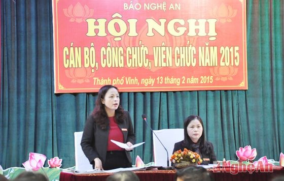 Đồng chí Tổng biên tập Phạm Thị Hồng Toan điều hành thảo luận tại hội nghị