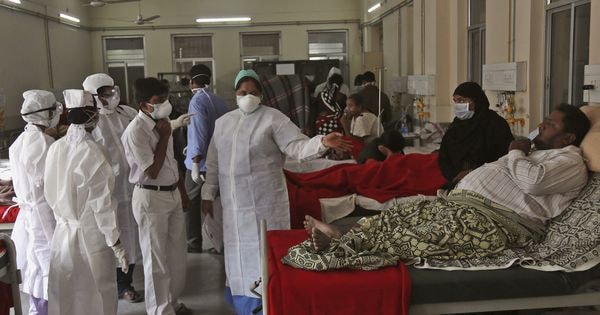 Các bác sĩ đang kiểm tra cho những bệnh nhân nhiễm cúm H1N1 tại bệnh viện Gandhi, bang Hyderabad hôm 21 tháng 1 năm 2015. Ảnh: AFP/Mahesh Kumara