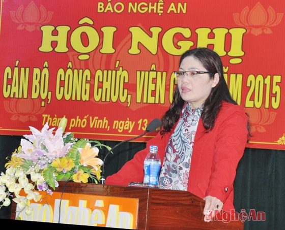 Đồng chí Đào Thanh Mai - Phó Chủ tịch Công đoàn Viên chức Nghệ An ghi nhận những kết quả của Công đoàn báo Nghệ An năm 2014