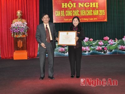 Đồng chí Lê Văn Đào - Phó Chủ tịch LĐLĐ tỉnh trao Bằng khen của Tổng LĐLĐ Việt Nam cho Công đoàn Báo Nghệ An
