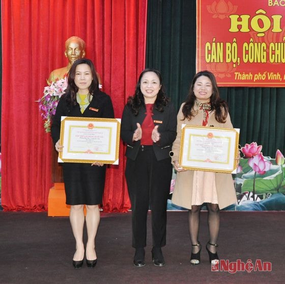 Đồng chí Phạm Thị Hồng Toan trao Bằng khen của UBND tỉnh cho 2 tập thể Lao động xuất sắc