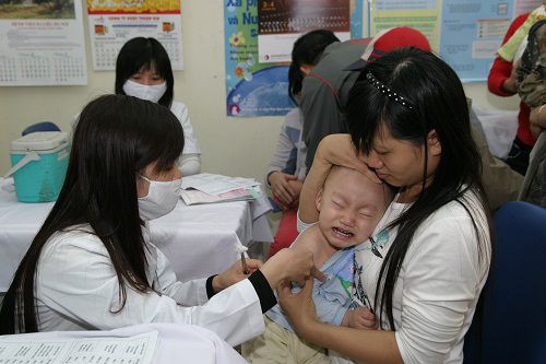 Tiêm vaccin sởi cho trẻ là biện pháp phòng bệnh tốt nhất. Ảnh: TM