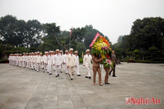 Công An Nghệ An dâng hương dâng hoa báo công với Bác