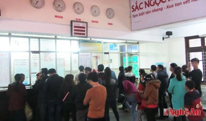  Hành khách mua vé tại Ga Vinh trong những ngày giáp Tết Nguyên đán Ất Mùi 2015.