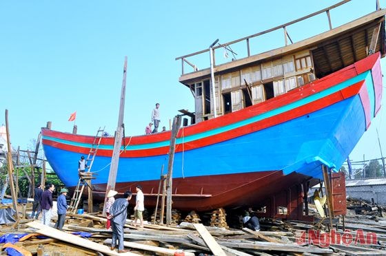 Đóng tàu công suất trên 1.000 CV tại xưởng   ông Nguyễn Gia Quang (Nghi Thiết, Nghi Lộc). Ảnh: T.l