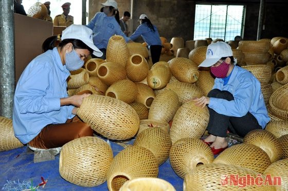 Làng nghề mây tre đan xuất khẩu ở Nghi Thái. Ảnh: T.L