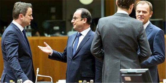 Tổng thống Francois Hollande (thứ hai, trái sang) trao đổi với Thủ tướng Luxembourg Xavier Bettel hôm thứ Năm, ngày 12/2 tại Brussels. Ảnh: Geert Vanden Wijngaert/AP