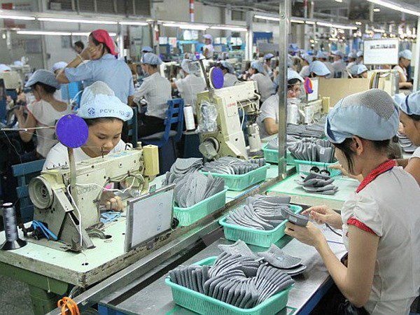Chuyển dịch cơ cấu kinh tế do ảnh hưởng của Cộng đồng ASEAN sẽ tạo ra hàng triệu việc làm mới. Ảnh minh họa: TTXVN