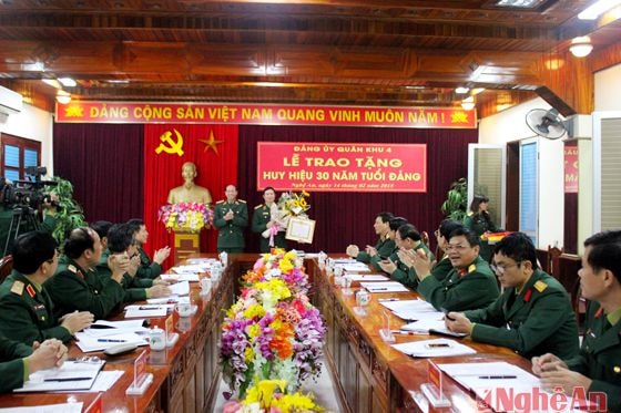 Trung tướng Võ Văn Việt, Bí thư Đảng ủy, Chính ủy Quân khu 4 trao Huy hiệu 30 năm tuổi Đảng cho đồng chí Nguyễn Tân Cương, Tư lệnh Quân khu 4