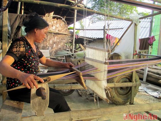 Chị Lương Thị Hồng (bản Cỏ Noong, Mường Nọc, Quế Phong) miệt mài  bên khung cửi.