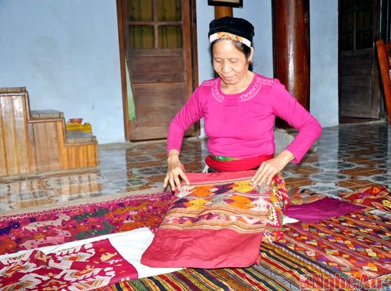 Bà Lương Thị Lan (xã Thạch Giám, Tương Dương) với bộ sưu tập trang phục cổ.