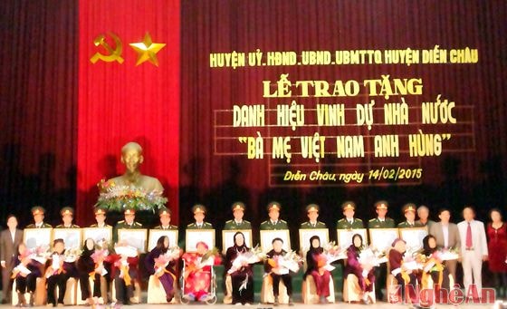 Các Mẹ Việt Nam anh hùng cùng lãnh đạo huyện Diễn Châu