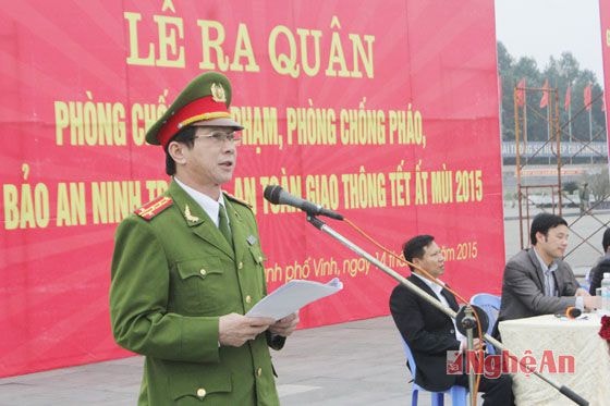 Đại tá Ngỗ Sỹ Sơn, Phó trưởng Công an thành phố Vinh hướng dẫn buổi diễu hành