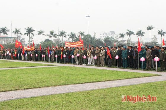 Đông đảo lực lượng công an, dân phòng, bảo vệ dân phố, đoàn thể của 25 phường, xã trên địa bàn thành phố tham gia lễ ra quân