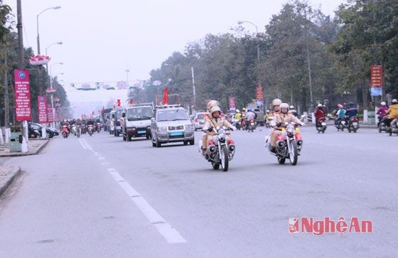 Sau lễ ra quân, đoàn tổ chức diễu hành qua các tuyến đường để tuyên truyền, vận động nhân dân hưởng ứng
