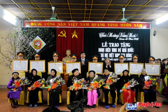 Các mẹ được trao tặng danh hiệu vinh dự Nhà nước Bà Mẹ Việt Nam Anh hùng