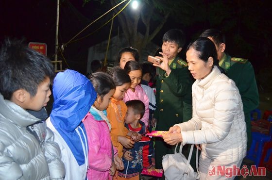 Mừng tuổi cho trẻ nhỏ ử bản Xốp Nậm xã Tam HỢp huyện Tương Dương