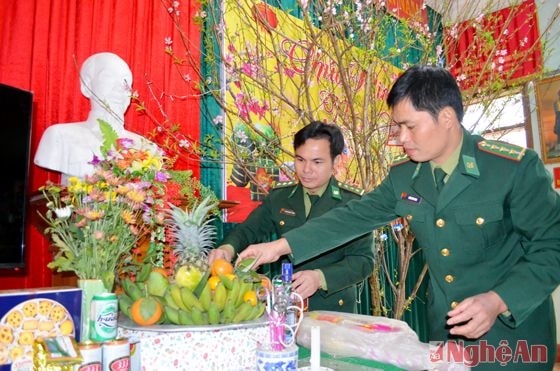 Sửa soạn lễ tết cho đơn vị chuẩn bị đón giao thừa tại đồn BP Tam Hợp