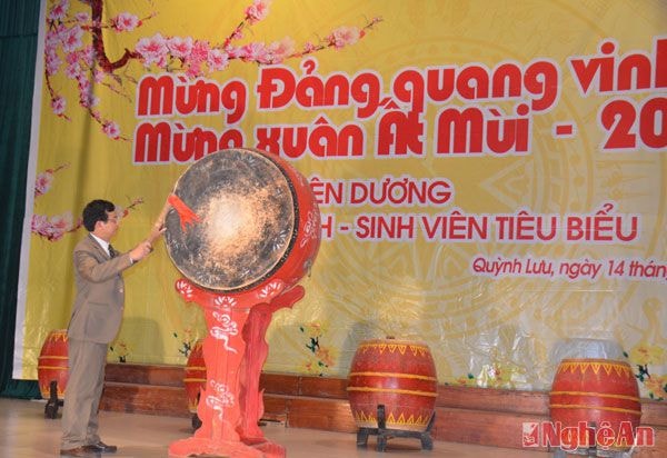 Đồng chí Hoàng Danh Lai, Chủ tịch UBND huyện Quỳnh Lưu đánh trống khai hội Mừng Đảng, mừng Xuân