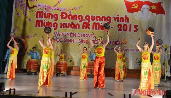 Ảnh: Màn trống hội mừng Đảng, mừng Xuân tại buổi lễ.