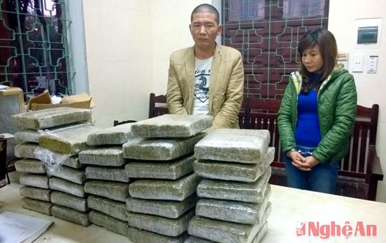 Đối tượng Chín và Hưng cùng tang vật trước cơ quan công an