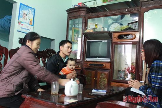 Gia đình anh Phan Văn Định trò chuyện với phóng viên