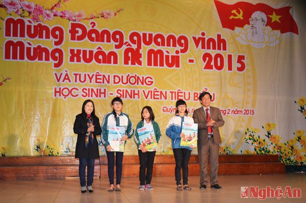 Lãnh đạo huyện Quỳnh Lưu và Báo Nghệ An trao tặng sổ tiết kiệm cho các em học sinh nghèo.
