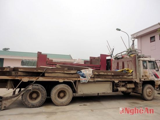 Xe vận chuyển gỗ trái phép.