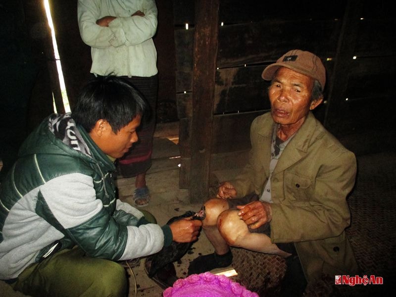 Nghi lễ cầu may bằng cách bôi tiết gà
