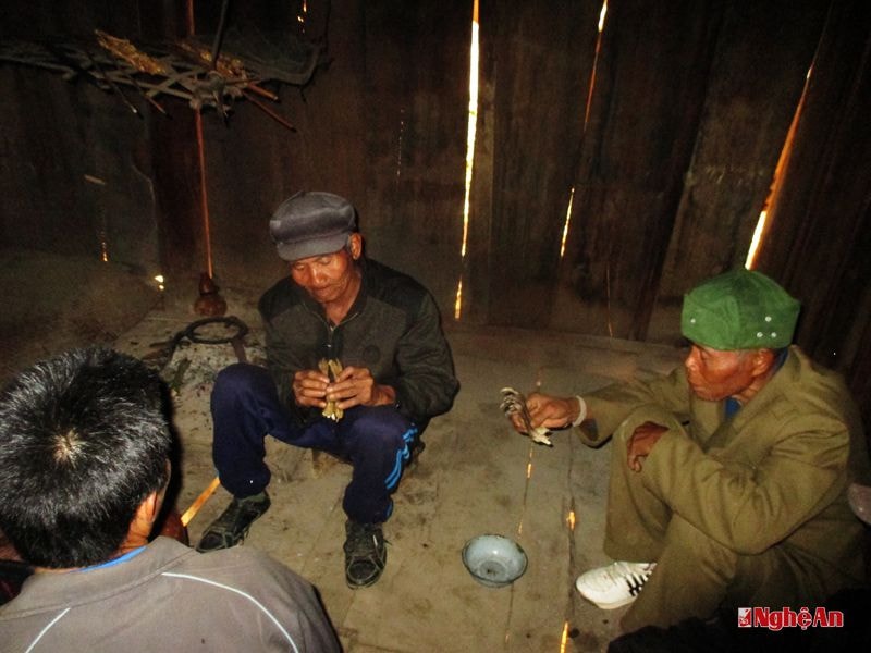 Bói chân gà sau lễ cúng