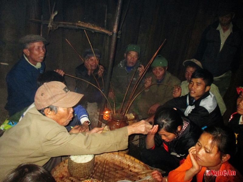 Chủ lễ chia, xôi, thịt cho con cháu trong nhà