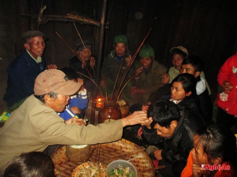 Chấm lên trán trước khi ăn