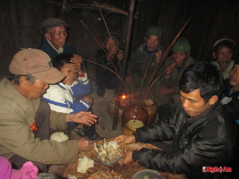 Đem gà đến tạ ơn gia chủ đã giúp chữa bệnh