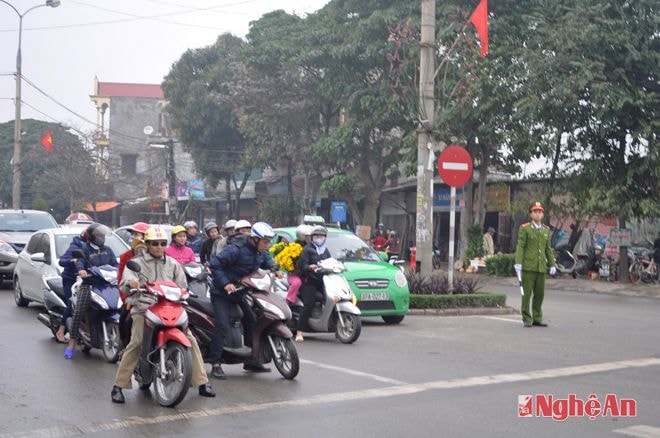 Lực lượng Công an chỉ huy giao thông tại các diểm giao lộ thường xẩy ra ùn tác giao thông