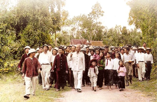 Bác Hồ về thăm quê hương Nam Đàn (năm 1957). Ảnh tư liệu