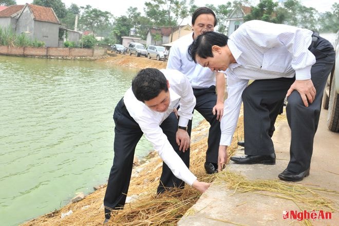 Đồng chí Hồ Đức Phớc kiểm tra đường bê tông nông thôn ở xã Nghĩa Đồng (Tân Kỳ). Ảnh: Sỹ Minh