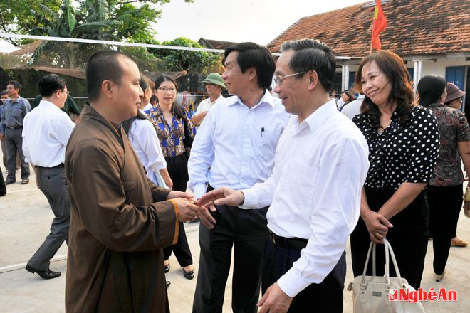 Đồng chí Trần Hồng Châu, Phó Bí thư Thường trực Tỉnh ủy, Chủ tịch HĐND tỉnh trò chuyện với người dân  trong ngày hội Đại đoàn kết ở xã Quỳnh Long (Quỳnh Lưu).