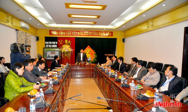Đồng chí Nguyễn Xuân Đường - Phó Bí thư Tỉnh ủy, Chủ tịch UBND tỉnh nói chuyện với cán bộ Sở Tài chính.