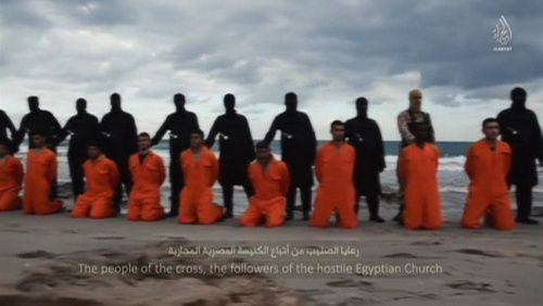 Các con tin Ai Cập quỳ trên bãi biển trước khi bị phiến quân IS chặt đầu. Ảnh: Aljazeera