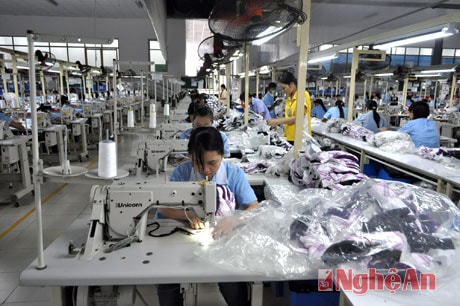 Dây chuyền may hiện đại tại Công ty Haivina Kim Liên - Nam Đàn.. Ảnh: M.H